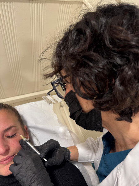 La Doctora Estela Castellanos tratando a una paciente La Doctora Estela Castellanos tratando a una paciente