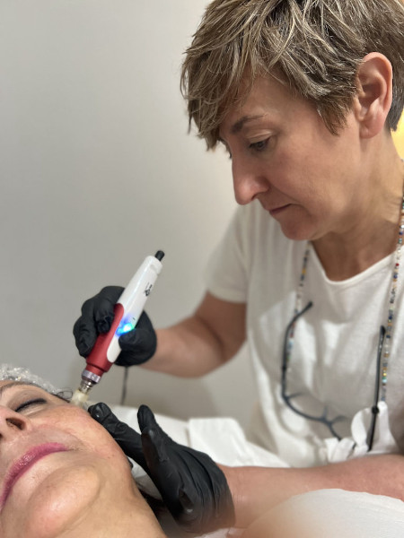 Mati tratando a una paciente en clinica ME Bilbao Mati tratando a una paciente en clinica ME Bilbao